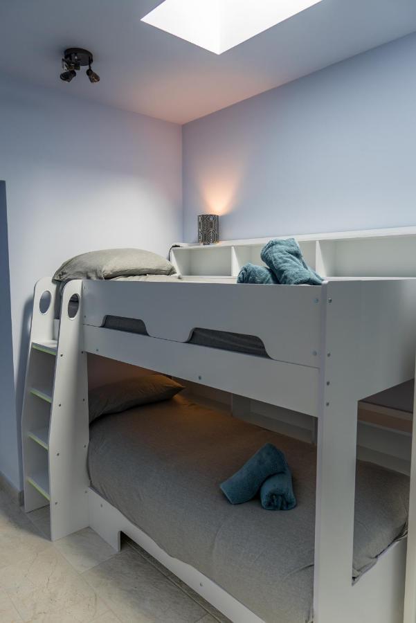 Parke -Hottub- Apartment Pembroke Dock Esterno foto