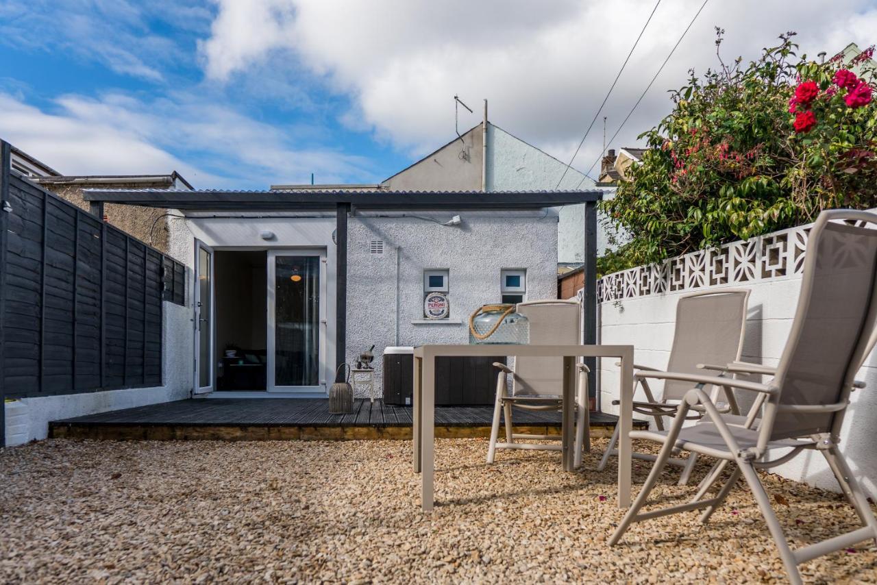 Parke -Hottub- Apartment Pembroke Dock Esterno foto