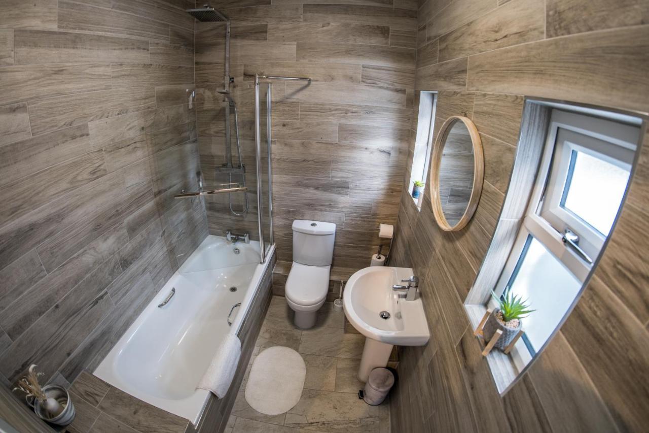 Parke -Hottub- Apartment Pembroke Dock Esterno foto