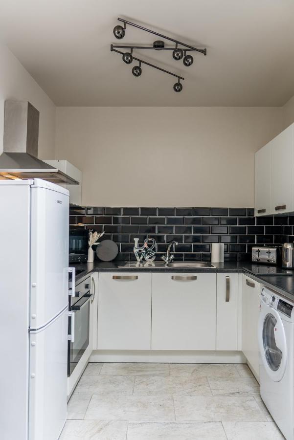 Parke -Hottub- Apartment Pembroke Dock Esterno foto
