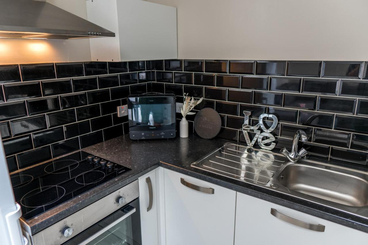 Parke -Hottub- Apartment Pembroke Dock Esterno foto