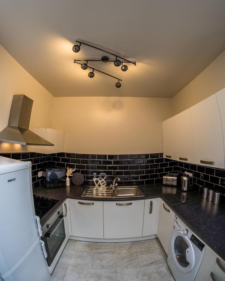 Parke -Hottub- Apartment Pembroke Dock Esterno foto