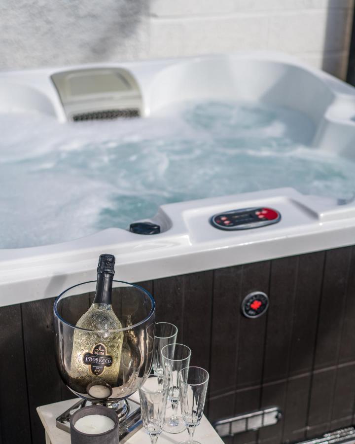 Parke -Hottub- Apartment Pembroke Dock Esterno foto